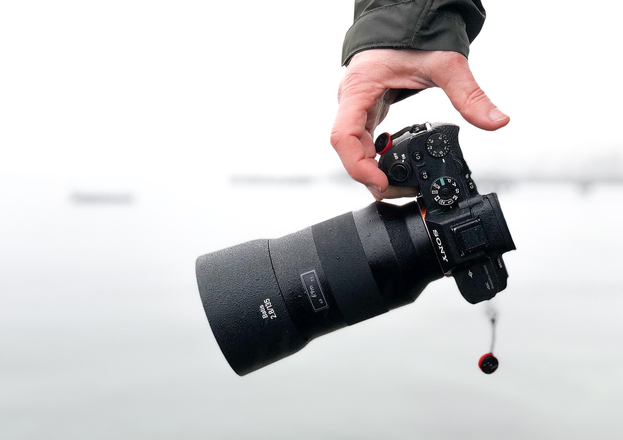 Featured image of post Sony's RX10 V Superzoom Arrives: 24-600mm Lens, 4K 120p Video, and a $2,300 Price Tag